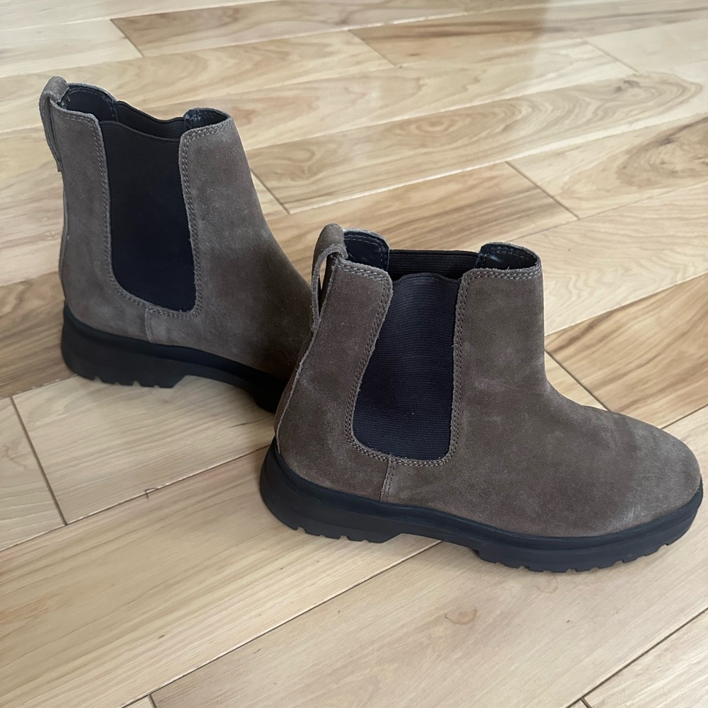 Zara men’s Chelsea suede boots